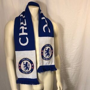 Officially licensed blue and white knitted bar scarf Chelsea Football Club crest